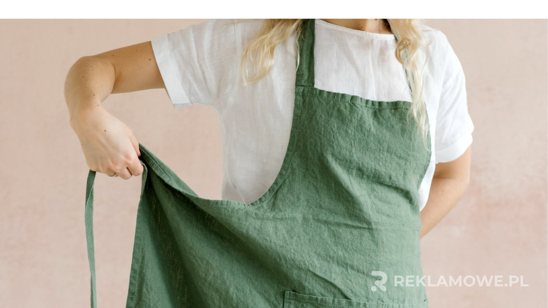 Kolorowe fartuchy reklamowe z logo firmy