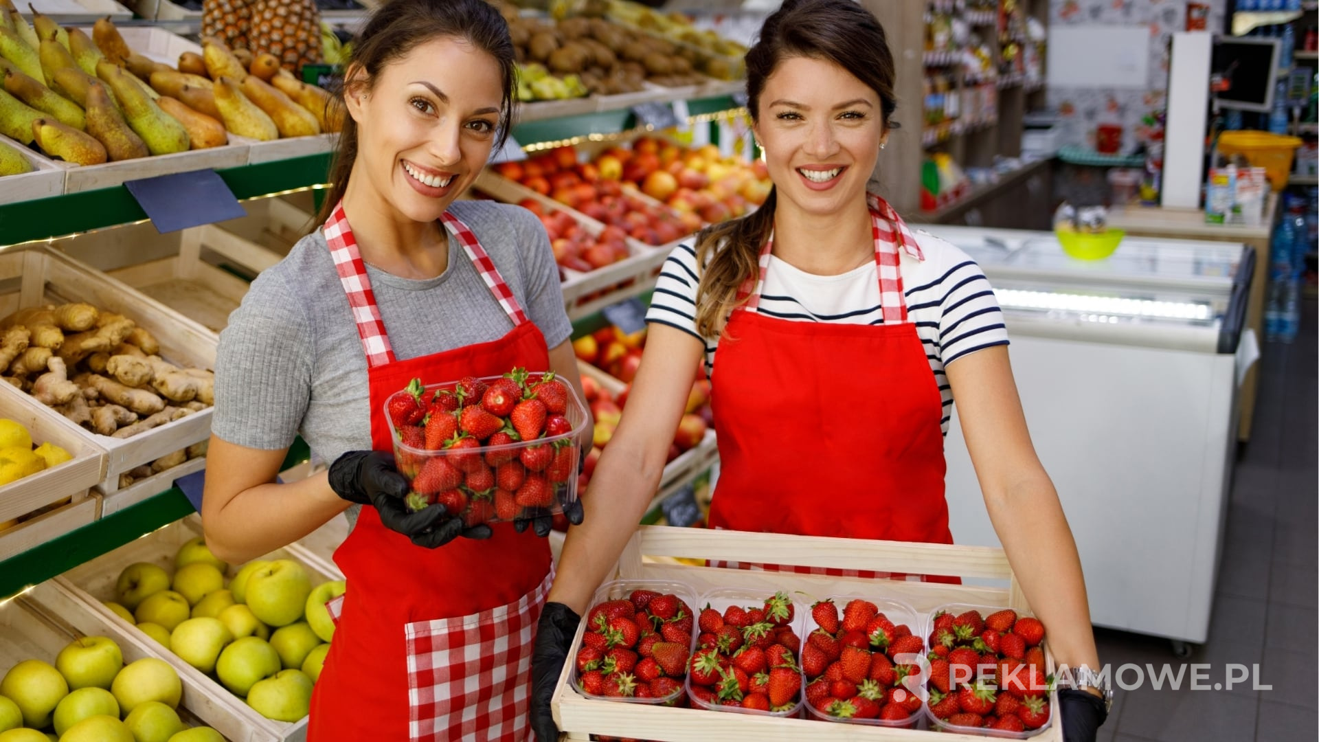 Fartuch reklamowy używany przez profesjonalistę w salonie kosmetycznym