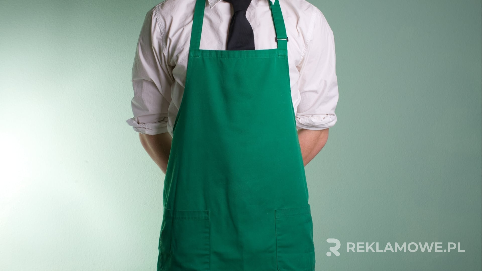 Obsługa w reklamowym fartuchu w restauracji