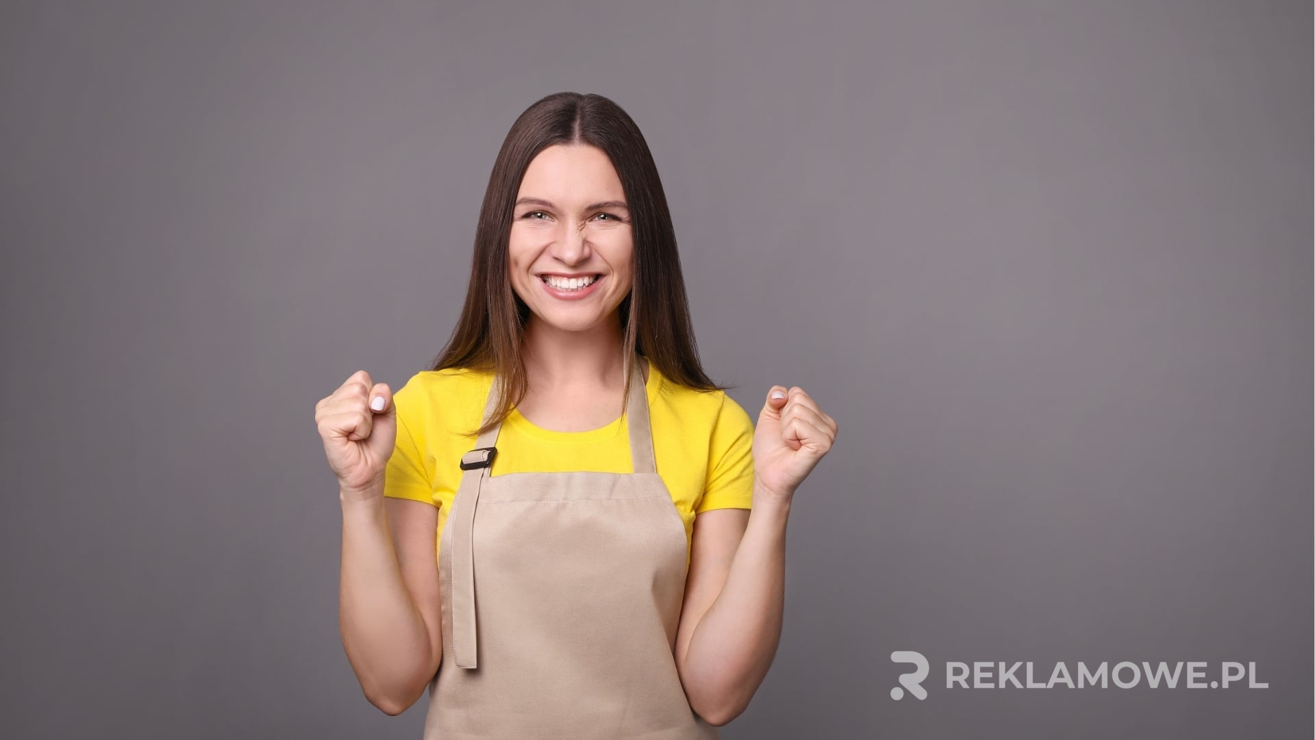 Jak fartuchy reklamowe mogą przyczynić się do sukcesu kampanii promocyjnej Fartuchy reklamowe używane w kampanii marketingowej