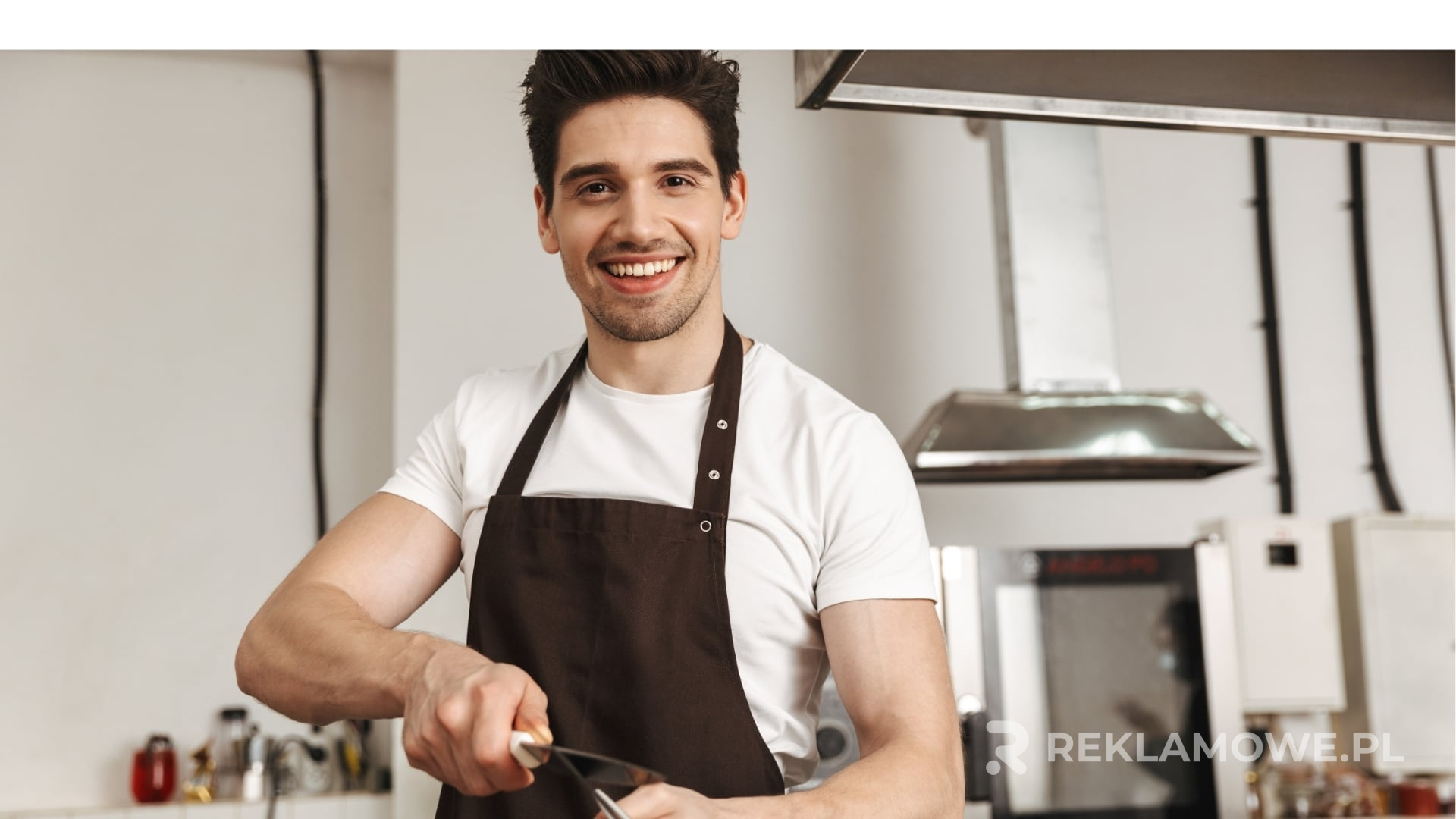 Fartuch reklamowy na modelce