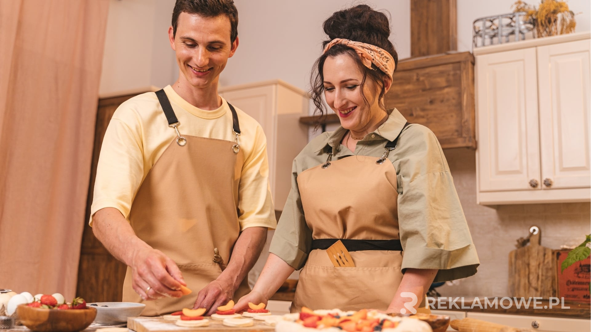 Korzyści z używania fartuchów reklamowych w gastronomii Fartuch reklamowy używany w restauracji
